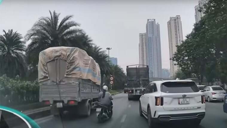 Suýt gặp hạn với tài xế Việt